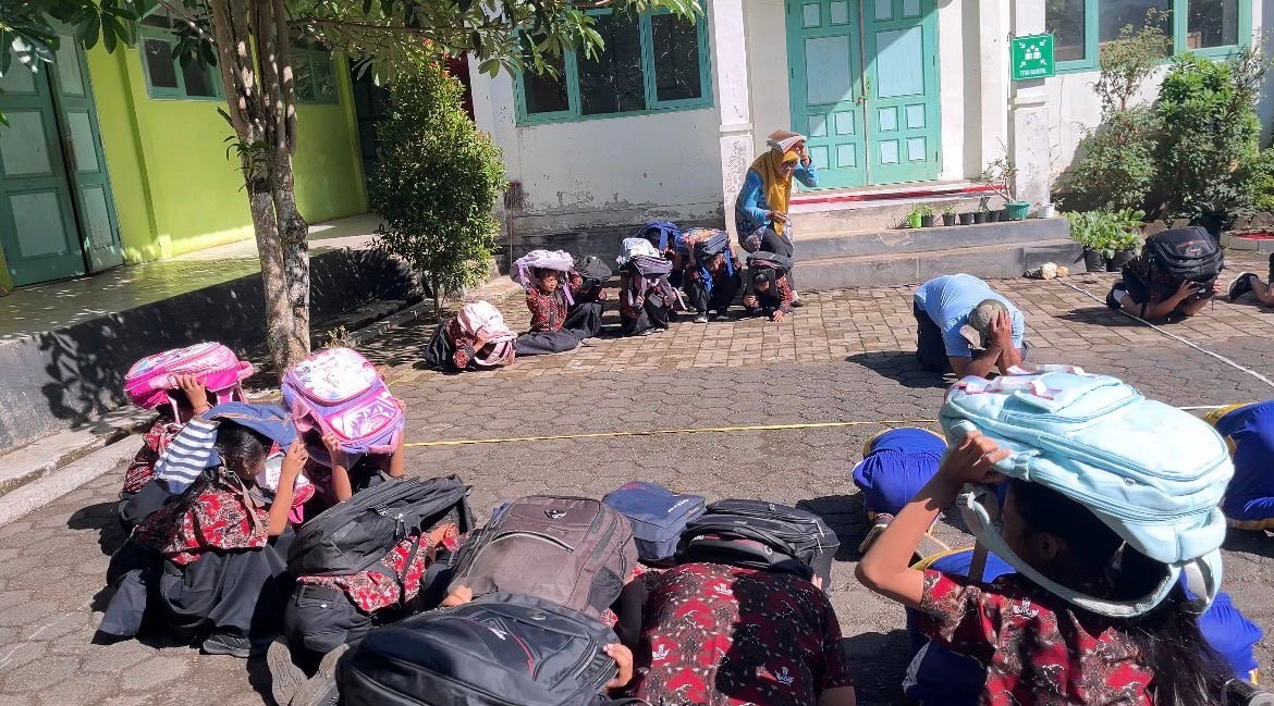 Sirine Menggema, Siswa SDN 3 Sukodono Pacitan Serentak Berlindung di Bawah Meja. Ada Apa?