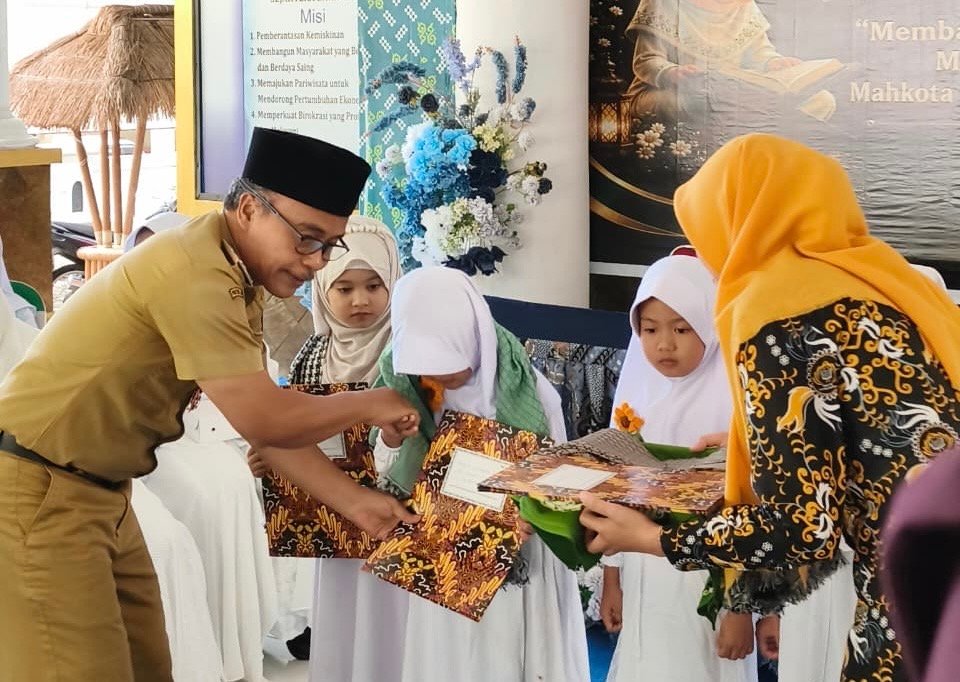 Cetak Generasi ‘Berotak London, Berhati Masjidil Haram’, Ratusan Siswa Tegalombo Ikuti Wisuda Tahfidz Perdana